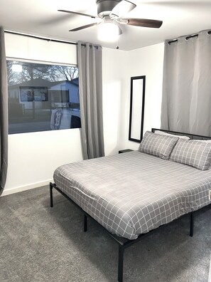 3 bedrooms, bed sheets - Compact 3 bed/1bath house 4 miles away from Downtown (Dallas)