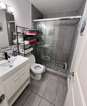 Hair dryer, towels, toilet paper - Compact 3 bed/1bath house 4 miles away from Downtown (Dallas)