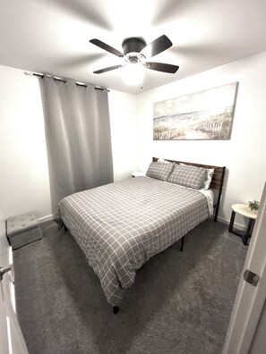 3 bedrooms, bed sheets - Compact 3 bed/1bath house 4 miles away from Downtown (Dallas)