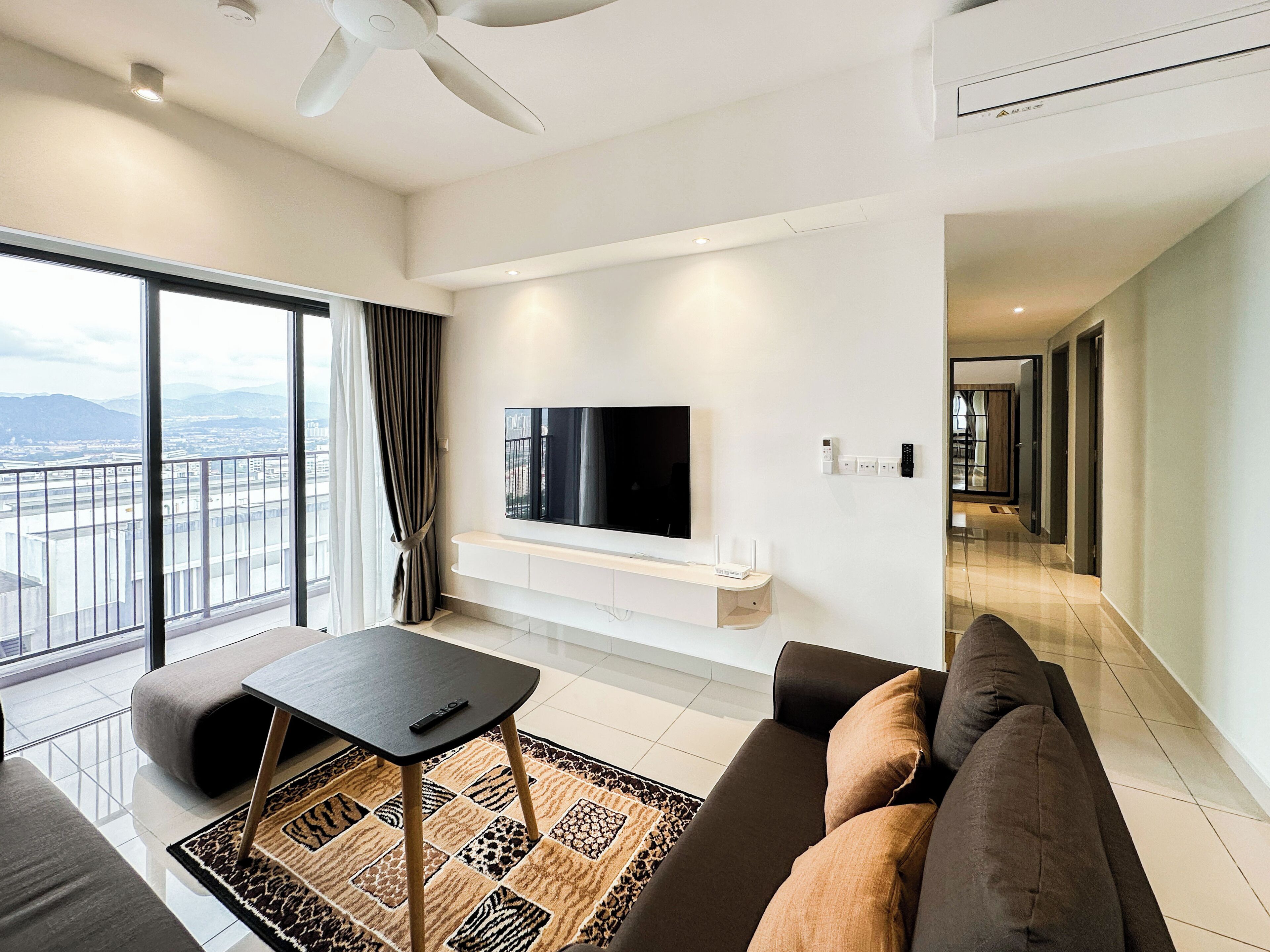 Condo, 4 Bedrooms, Balcony, City View | Living area