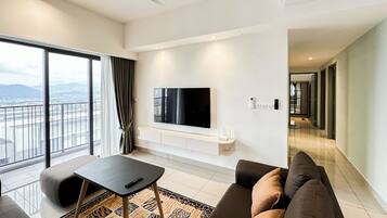 Condo, 4 Bedrooms, Balcony, City View | Living area