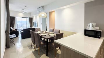 Condo, 4 Bedrooms, Balcony, City View | Dining room
