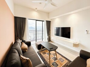 Condo, 4 habitaciones, balcón, vista a la ciudad | Área de sala de estar | Smart TV de 45 pulgadas con canales digitales 