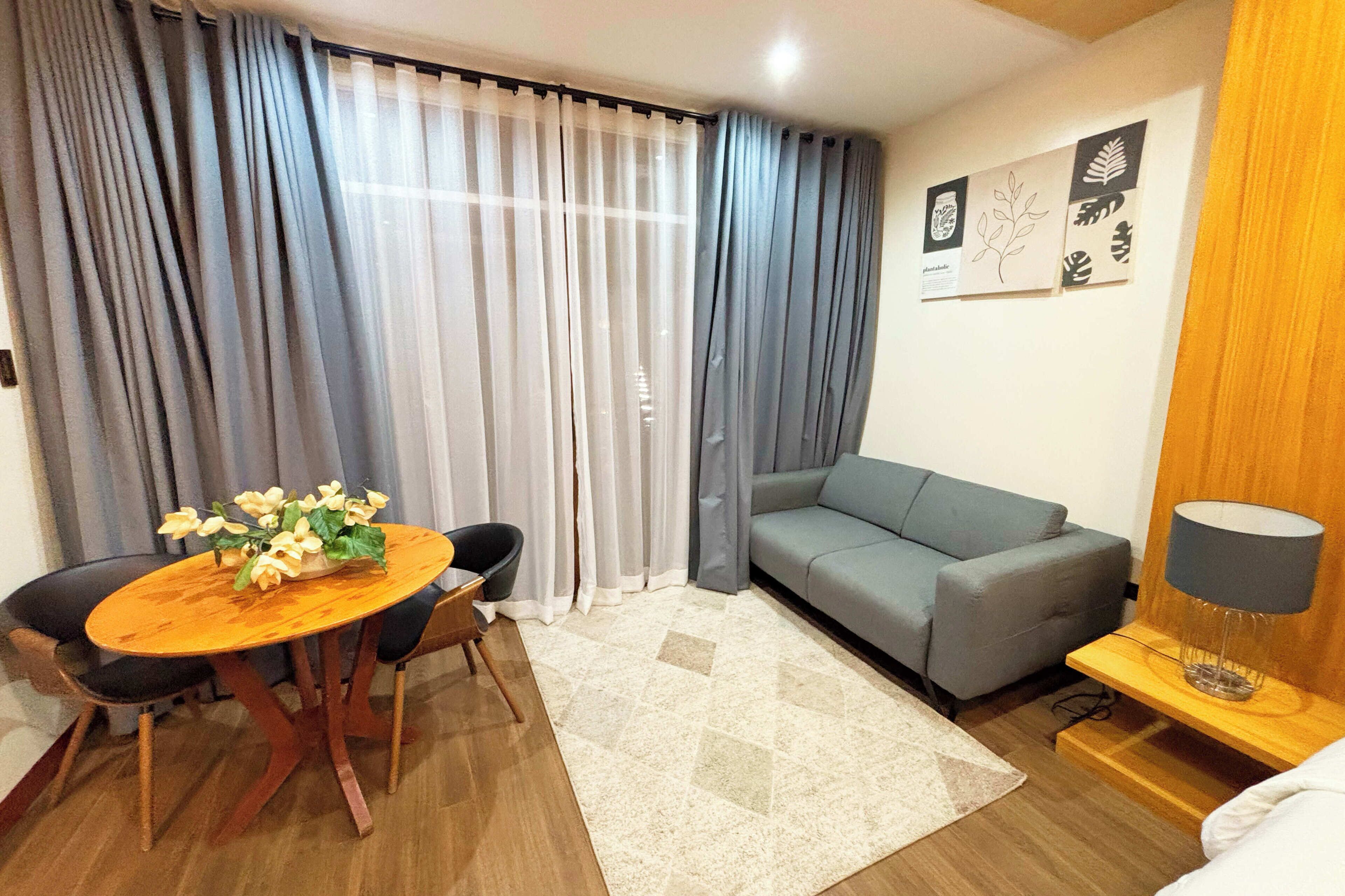 Deluxe King Room | Living area | Flat-screen TV
