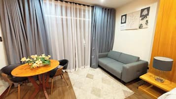 Deluxe King Room | Living area | Flat-screen TV
