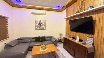 Executive Suite | Living area | Flat-screen TV