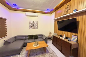 Suite ejecutiva | Área de sala de estar | Televisión de pantalla plana 