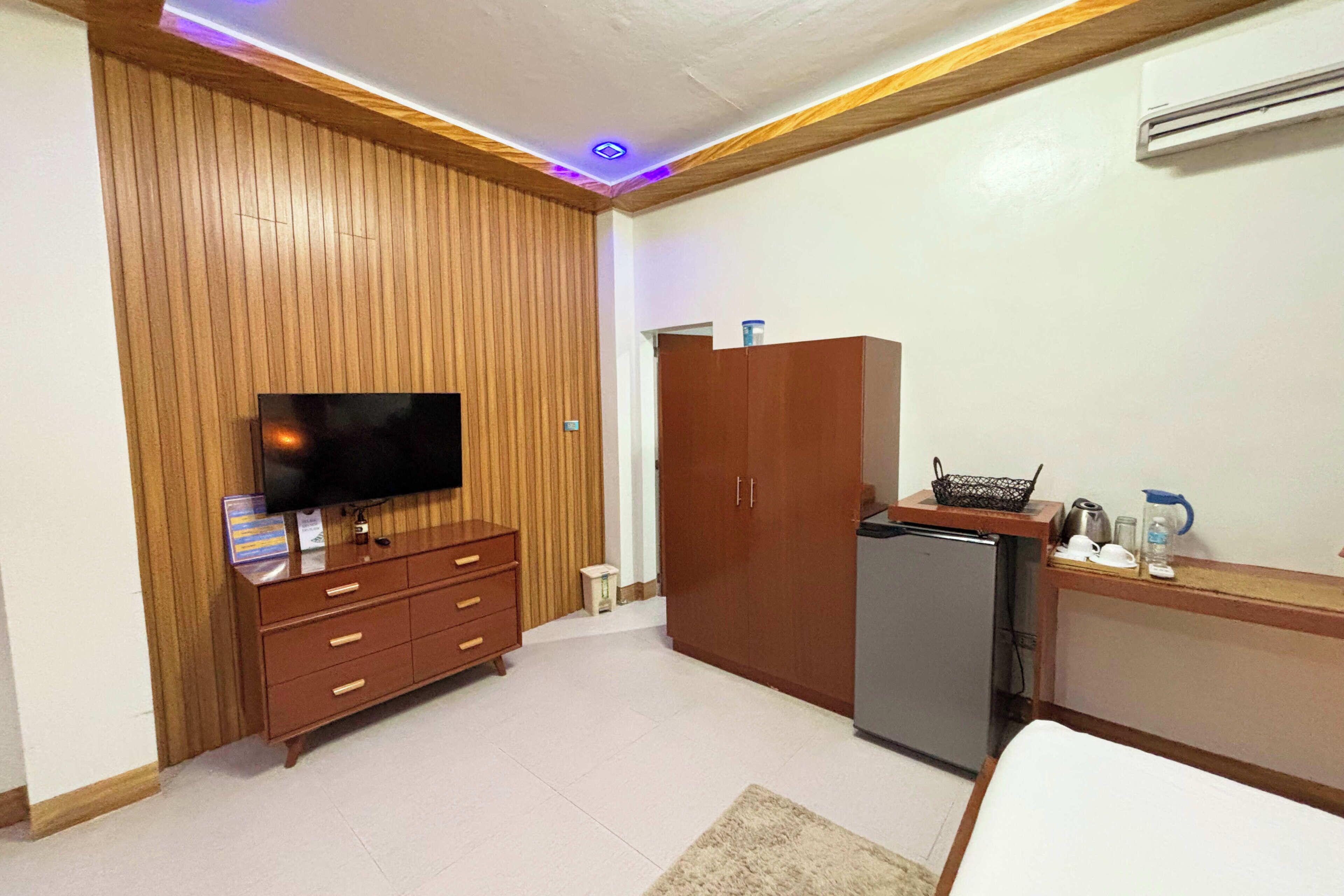 Standard Queen Room | Desk, laptop workspace, rollaway beds, free WiFi