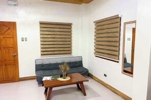 Standard Queen Room | Living area