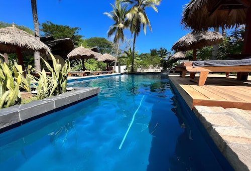 Double Bungalow Orchidée, tropical garden, peaceful, pool, bar & restaurant