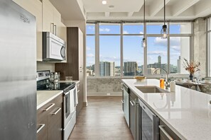 Private kitchen - Dual King Suites | Skyline Views | Walk FIFA (Atlanta)