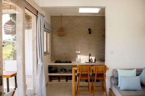 Comfort villa, patio, uitzicht op zwembad | Interieur