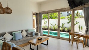 Comfort Villa, Patio, Pool View | Ruang tamu | TV skrin rata 