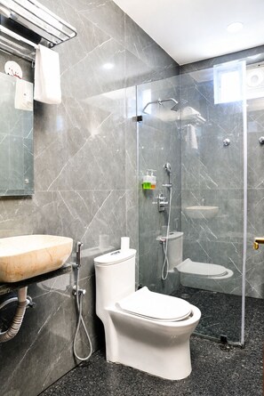 Shower, free toiletries, hair dryer, slippers - HOTEL GALADARI (Hyderabad)