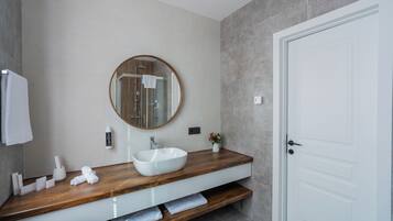 Standard Double Room | Bathroom | Free toiletries, soap, shampoo, toilet paper