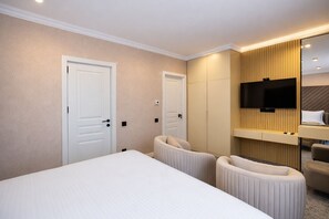 A hotel room with two beds, a TV, and a mirror. - Sugovushan Hotel and Cottages (Sugovushan)