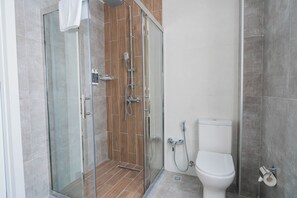 Standard-dobbeltværelse | Badeværelse | Gratis toiletartikler, Sæbe, Shampoo, Toiletpapir