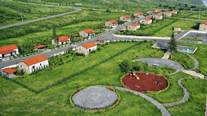 Un quartier résidentiel avec des maisons, des rues et un terrain de jeux.