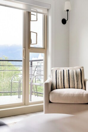 Living area - 4BR Rooftop Penthouse w/ Lake Views in Harrison Hot Springs (Harrison Hot Springs)