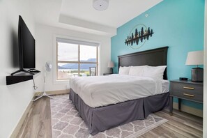 4 bedrooms, iron/ironing board, travel cot, WiFi - 4BR Penthouse w/Rooftop In The Heart Of Harrison (Harrison Hot Springs)