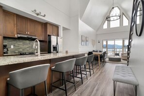 Fridge, microwave, oven, stovetop - 4BR Penthouse w/Rooftop In The Heart Of Harrison (Harrison Hot Springs)