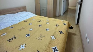 Ein Schlafzimmer mit Bett, Kleiderschrank und einem Oberlicht.
