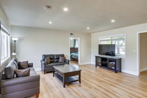 TV - Work & Explore! Los Angeles Home w/ Spacious Yard (Van Nuys)