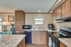 Fridge, microwave, stovetop, dishwasher - 2 Mi to Ocean! Family-Friendly Emerald Coast Haven (Fort Walton Beach)