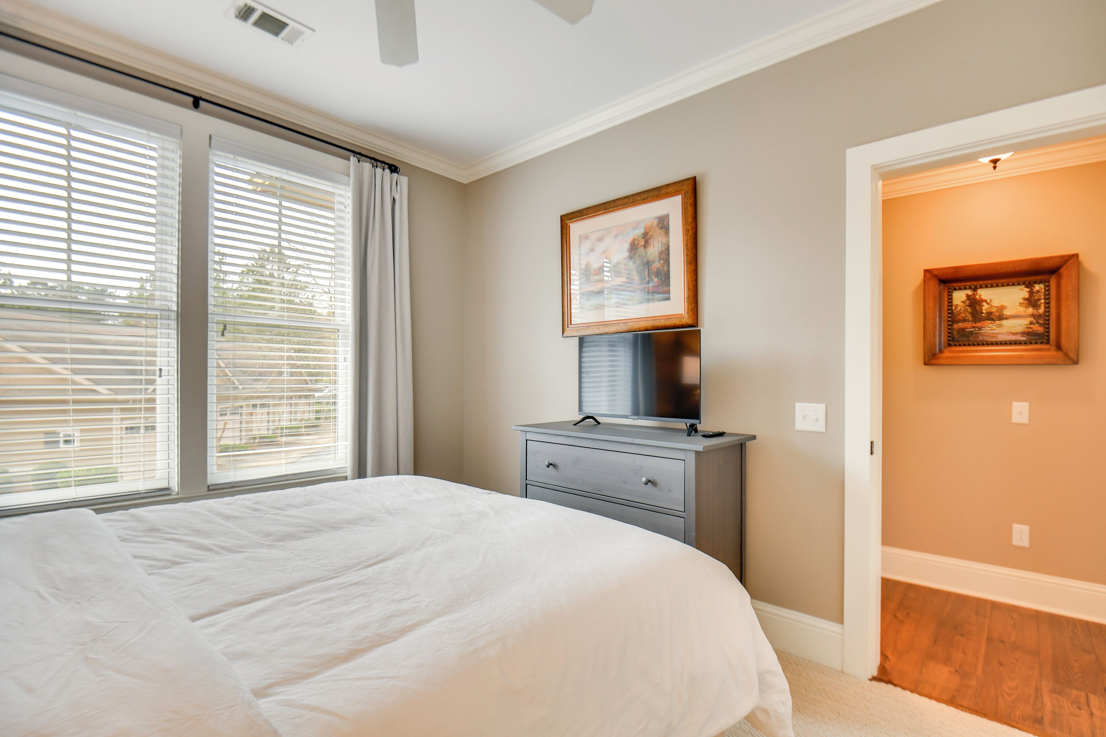 3 bedrooms, iron/ironing board, internet, bed sheets