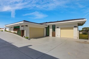 Exterior - Ocean View! High-End Extended Palos Verdes Retreat (Palos Verdes Estates)