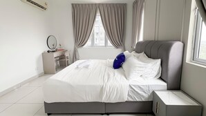 Una camera da letto moderna con un letto, un comodino e una ventola a soffitto.