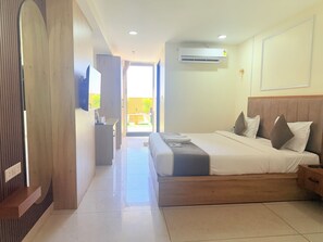 Habitación de lujo doble, vistas a la ciudad | Escritorio, espacio para trabajar con un portátil, cortinas opacas