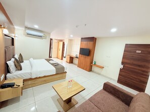 Desk, laptop workspace, blackout drapes, free WiFi - Hotel The 10th Floor (Jaipur)