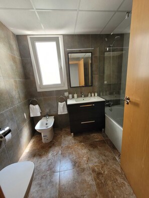 Hair dryer, bidet, towels, soap - Brand New Duplex with Underground Private Parking: 15-20 minutes to beaches (Ulldecona)