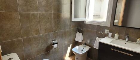 Haartrockner, Bidet, Handtücher, Seife