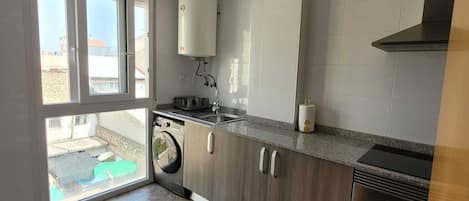 Fridge, oven, stovetop, coffee/tea maker