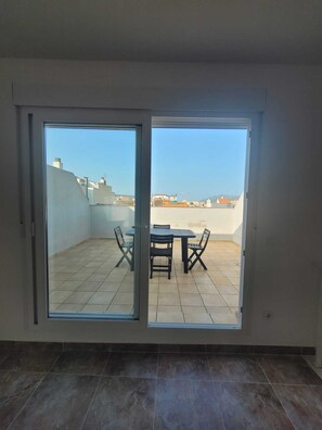 Dining - Brand New Duplex with Underground Private Parking: 15-20 minutes to beaches (Ulldecona)