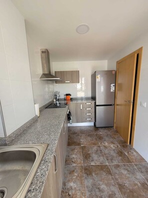 Kühlschrank, Ofen, Herdplatte, Wasserkocher mit Kaffee-/Teezubehör
