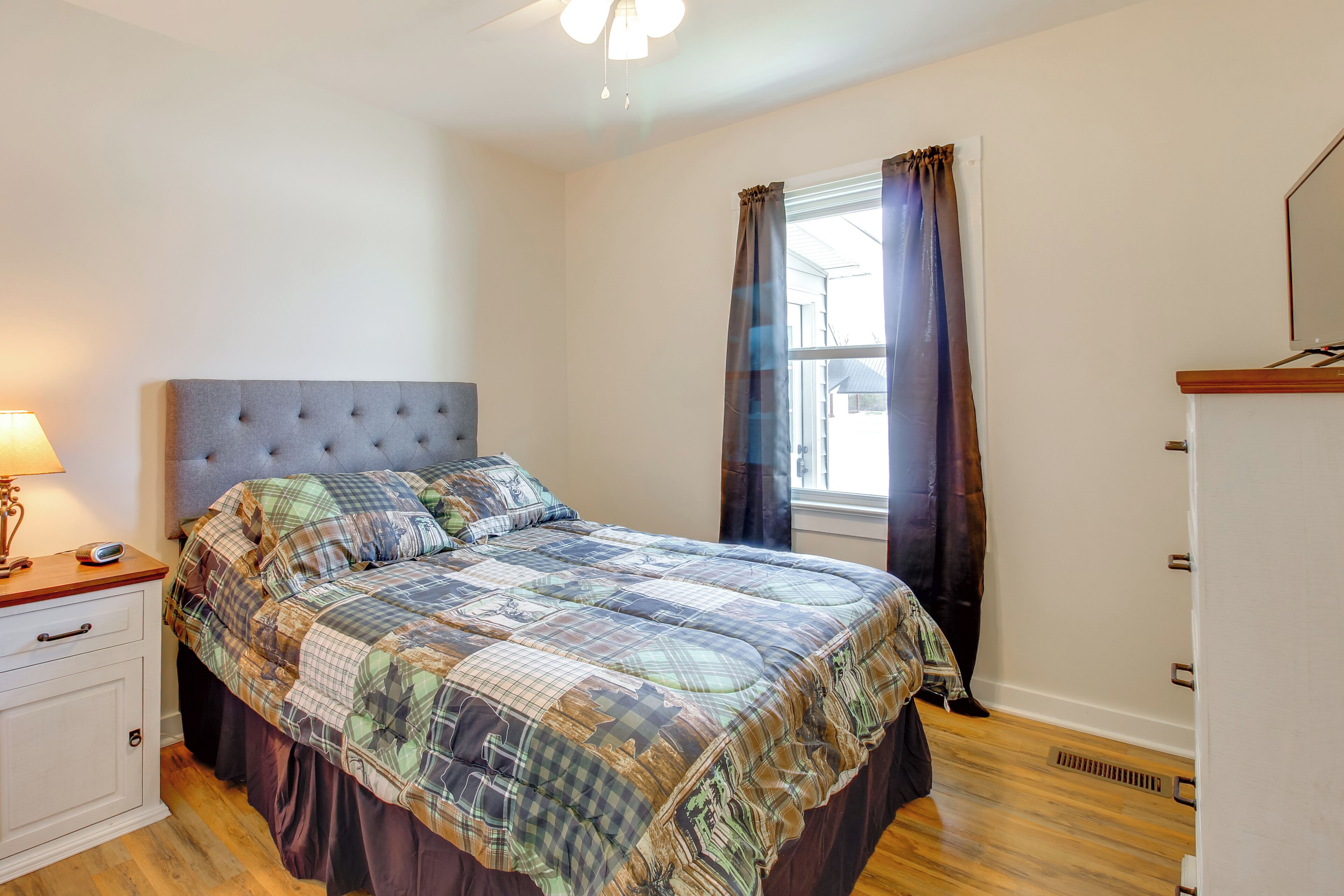 3 bedrooms, iron/ironing board, travel cot, Internet