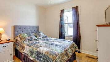 3 bedrooms, iron/ironing board, travel cot, Internet
