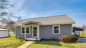 A single-story house with a front porch, a garage, and a covered parking area. - Lakes, Whiskey & More! Charming Home in Tullahoma (Tullahoma)