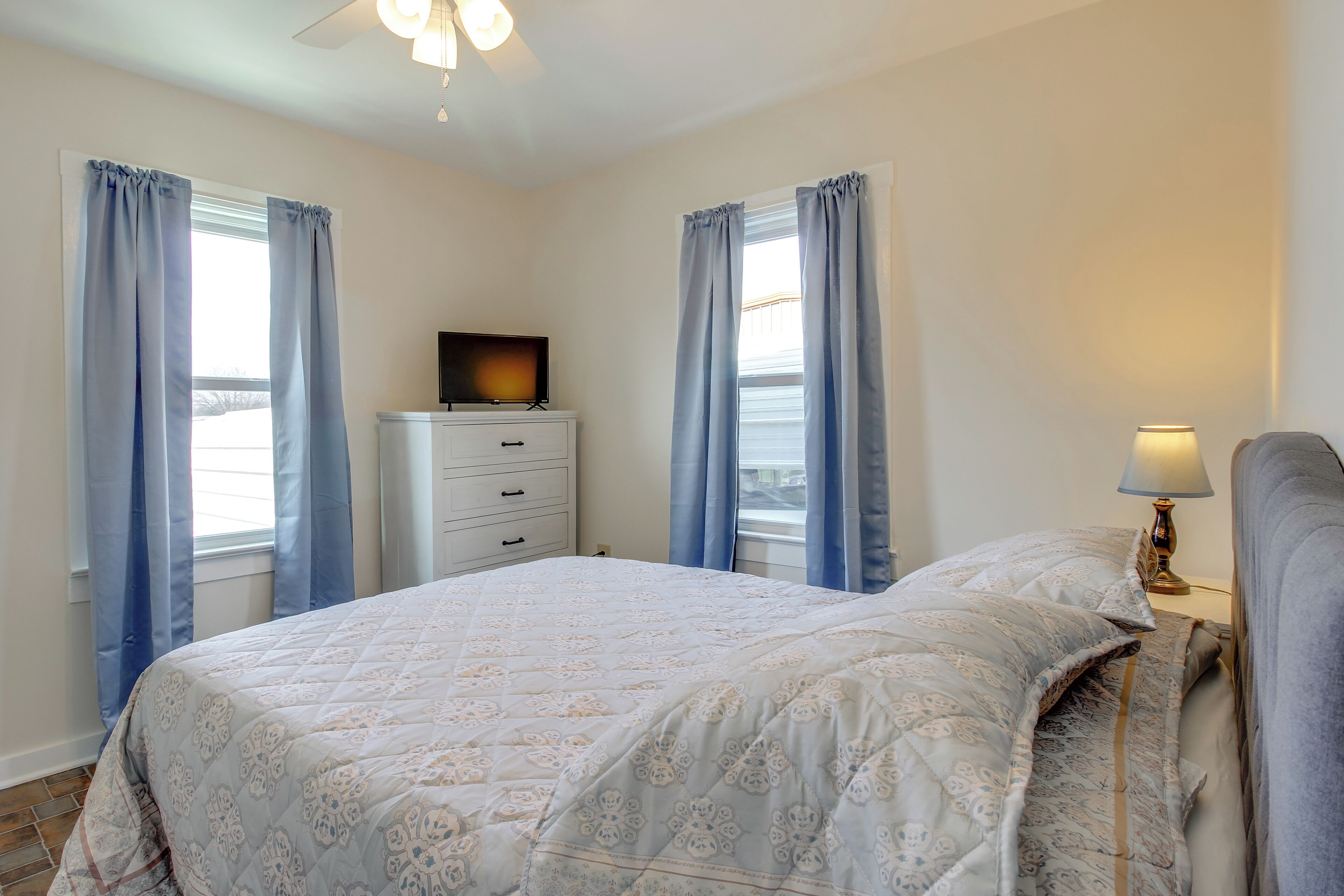 3 bedrooms, iron/ironing board, travel crib, internet