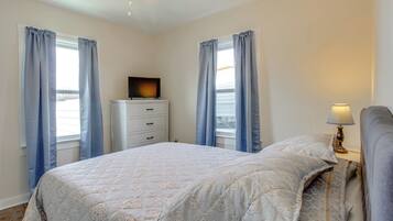 3 bedrooms, iron/ironing board, travel crib, internet