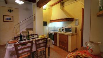 Comfort Cottage, 2 Bedrooms | Private kitchen | Fridge, microwave, oven, dishwasher
