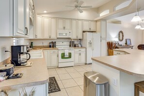 Fridge, microwave, stovetop, dishwasher - ‘Southern Comfort’ in Sebring! Family Home w/ Yard (Sebring)