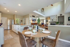 Dining - 3 Mi to Union Reservoir & Dtwn! Spacious Retreat (Longmont)