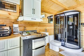 Fridge, microwave, coffee/tea maker, cookware/dishes/utensils - Manatee River Nature Escape! Cabin in Bradenton (Bradenton)