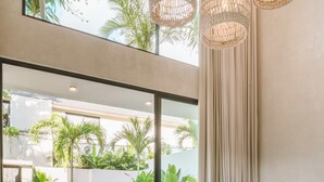 Deluxe-Villa, Terrasse, Gartenblick | Innenbereich
