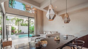 Deluxe-Villa, Terrasse, Gartenblick | Speisen