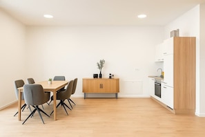 Frigorífico, horno, placa de cocina y cafetera o tetera